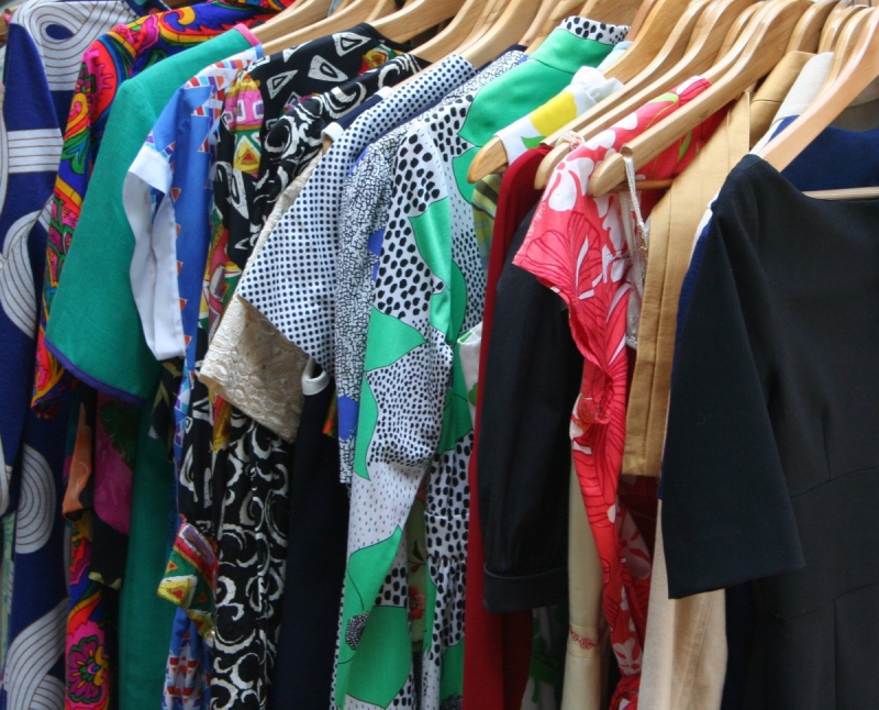 vente-BREIL SUR ROYA-min_dresses_apparel_clothing_clothes_clothes_hangers_wooden_hangers_retail_shop_closet-1149845