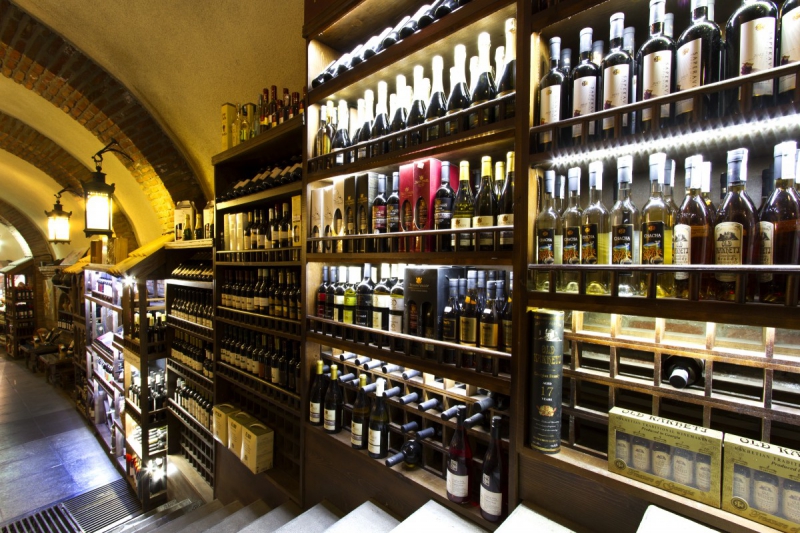 vente-BREIL SUR ROYA-min_world_street_travel_shop_canon_georgia_wine_bottles-429767